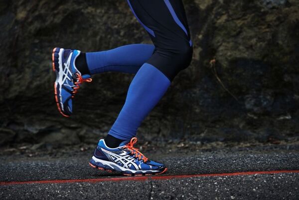 Chaussures de course sur un chemin en plein air